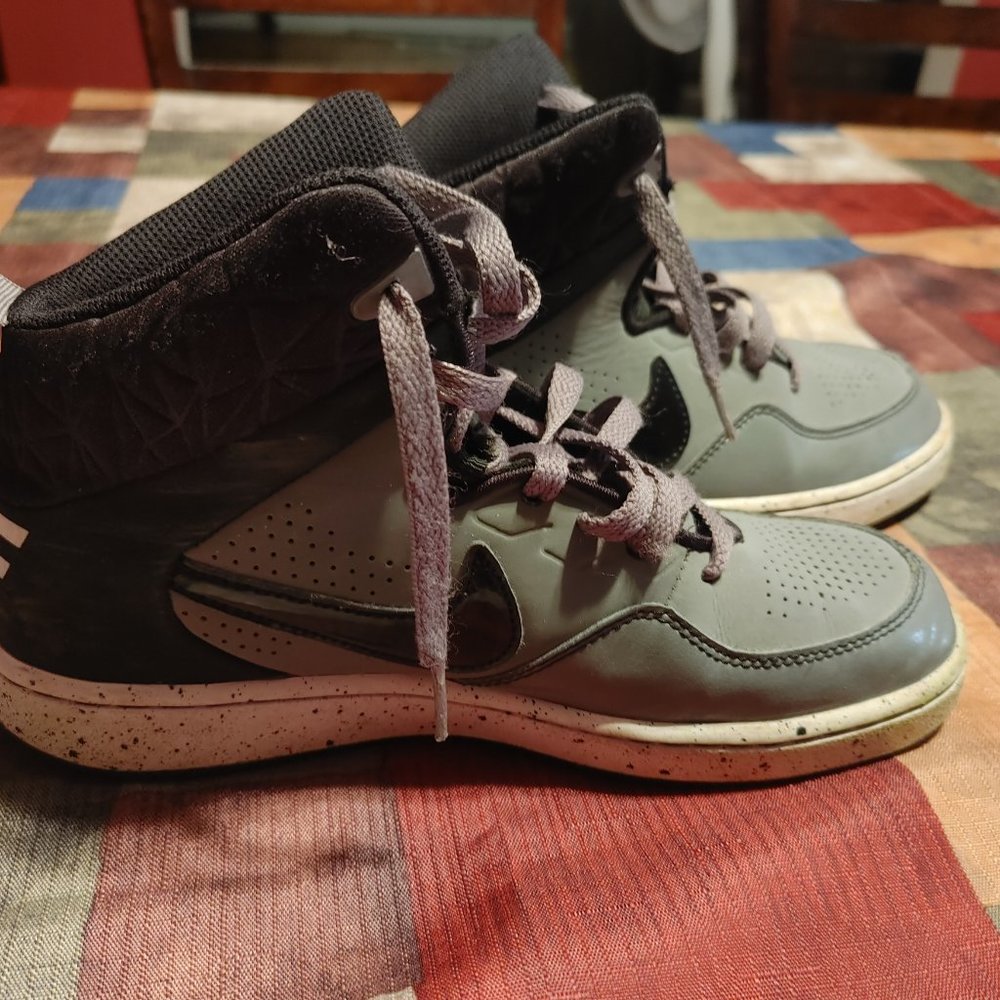 Nike - Picture 2 of 4